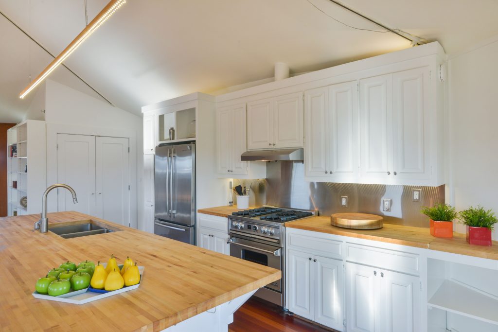 Exhilarating waterfront hideaway on protected marshland