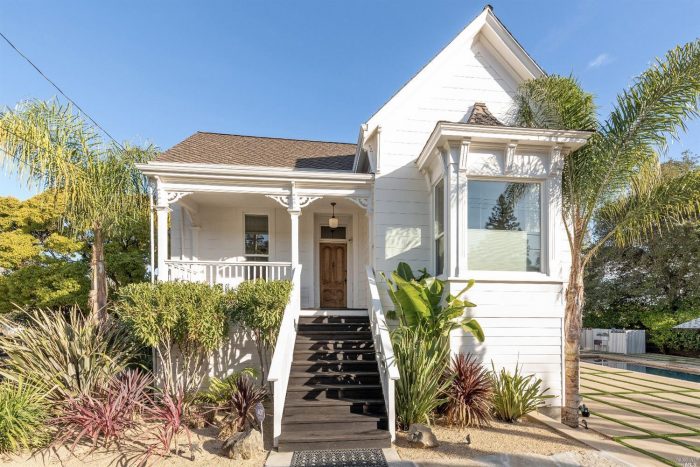 Victorian Farmhouse undergoes dramatic transformation in Napa