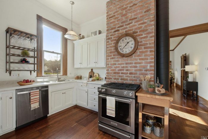 Victorian Farmhouse undergoes dramatic transformation in Napa