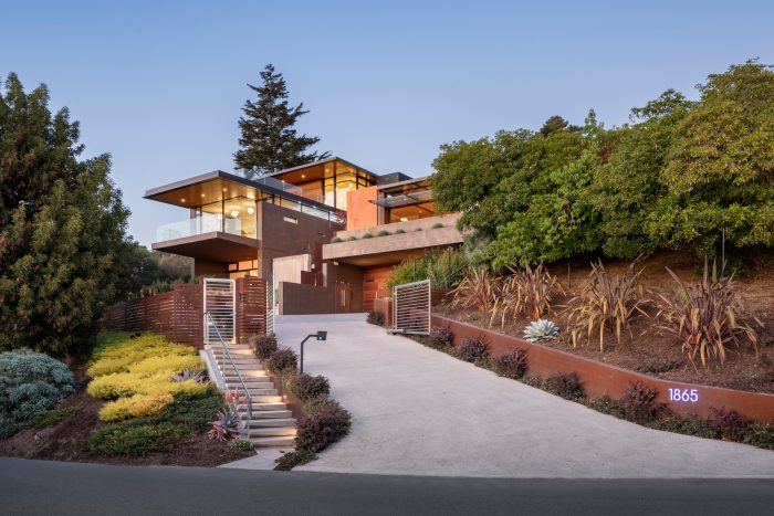 Driveway to mansion.