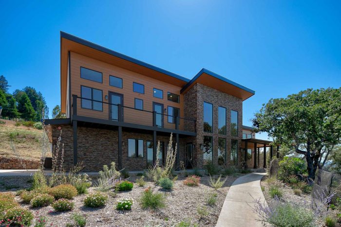 Ultra hip architecture in a SoCal setting.