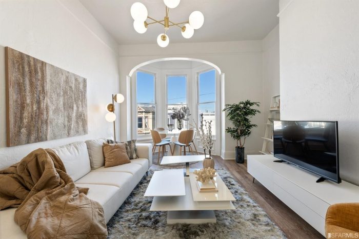 Livingroom in vistorian house with arched window