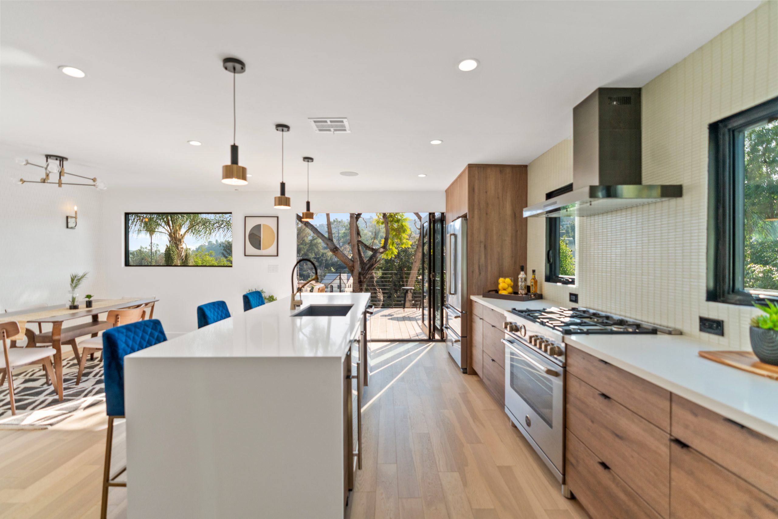 AiryMid CenturywithADUintheheartofHighlandPark