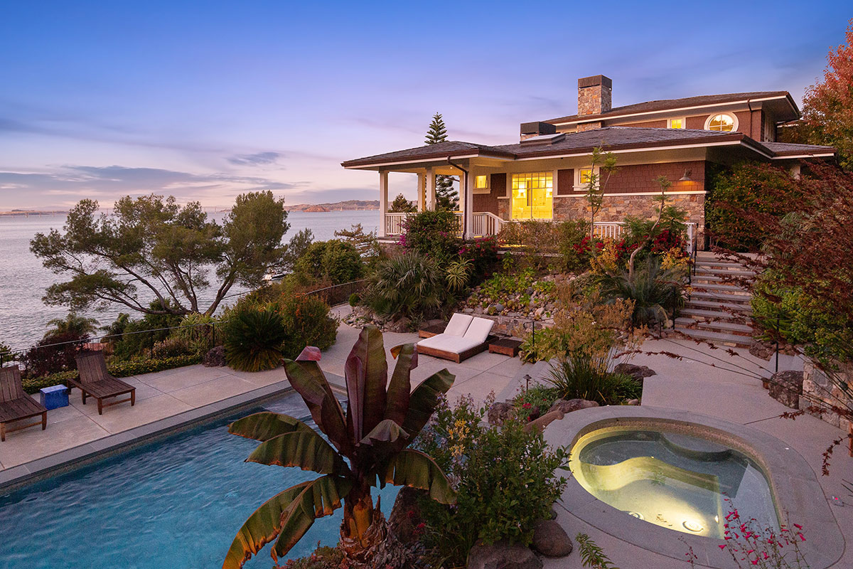 showing pool and jacuzzi