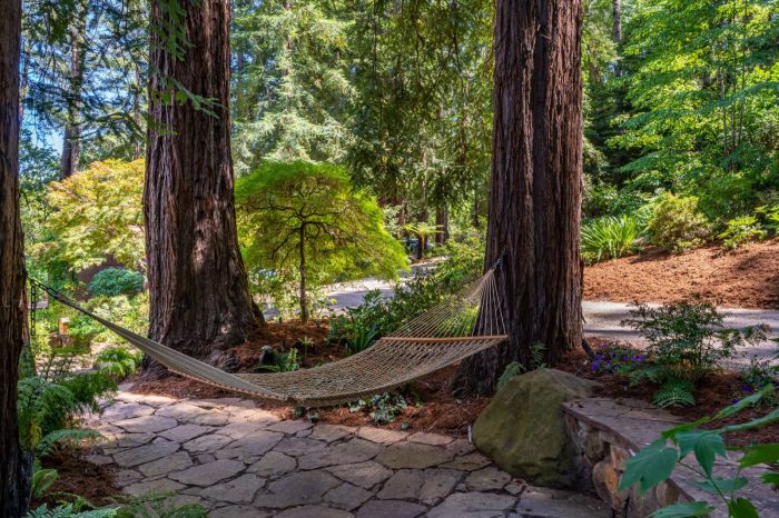 Private and naturesque 1940s Calistoga home