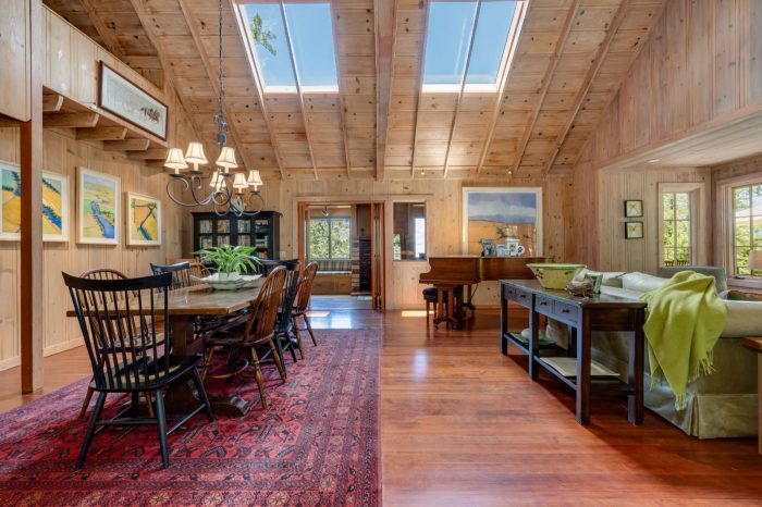 Private and naturesque 1940s Calistoga home