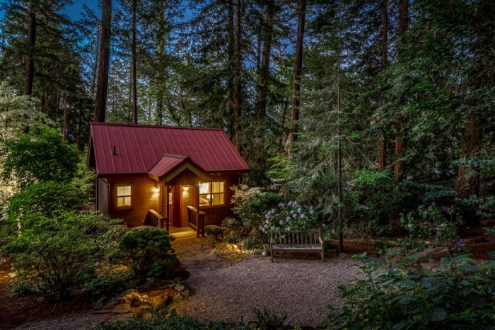 Private and naturesque 1940s Calistoga home