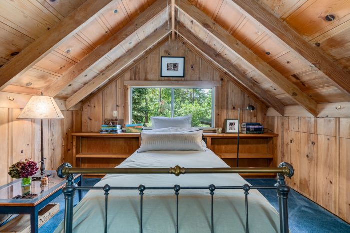 Private and naturesque 1940s Calistoga home