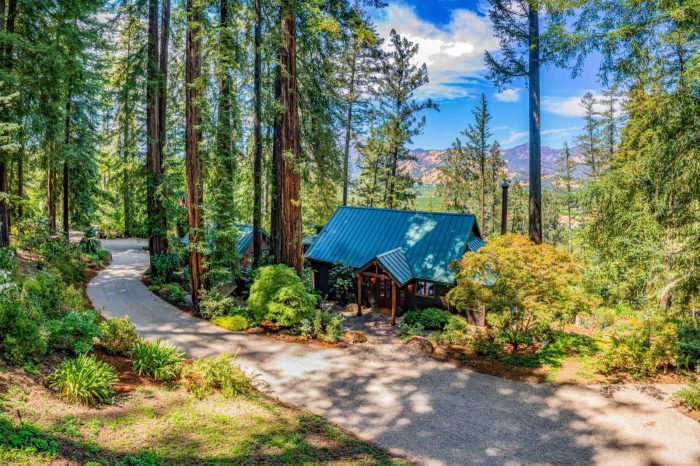 Private and naturesque 1940s Calistoga home