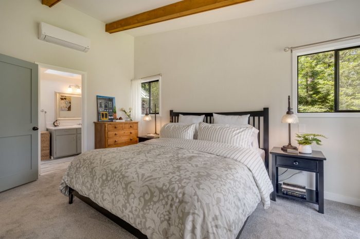 Private and naturesque 1940s Calistoga home