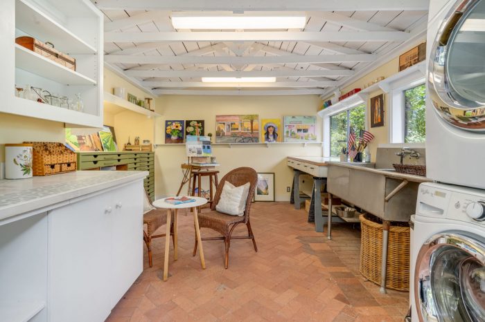 Private and naturesque 1940s Calistoga home