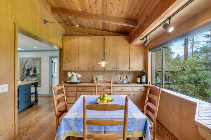 Private and naturesque 1940s Calistoga home