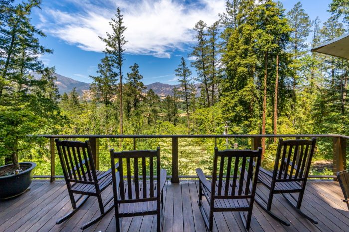 Private and naturesque 1940s Calistoga home