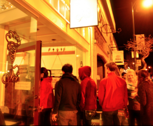 ici A line of customers outside Berkeley's Ici ice cream parlor.
