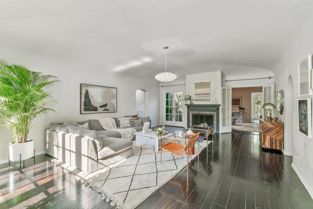 122 South Larchmont Boulevard