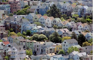 sfstreetscene Image of houses crowded on a hillside in San Francisco